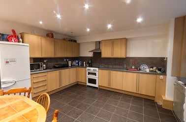 Royal park road, Hyde park, Leeds - Image 2